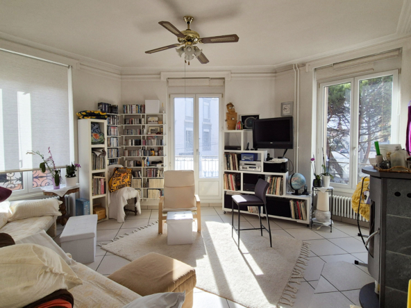salon de l'appartement situé au 1er étage à Clarens