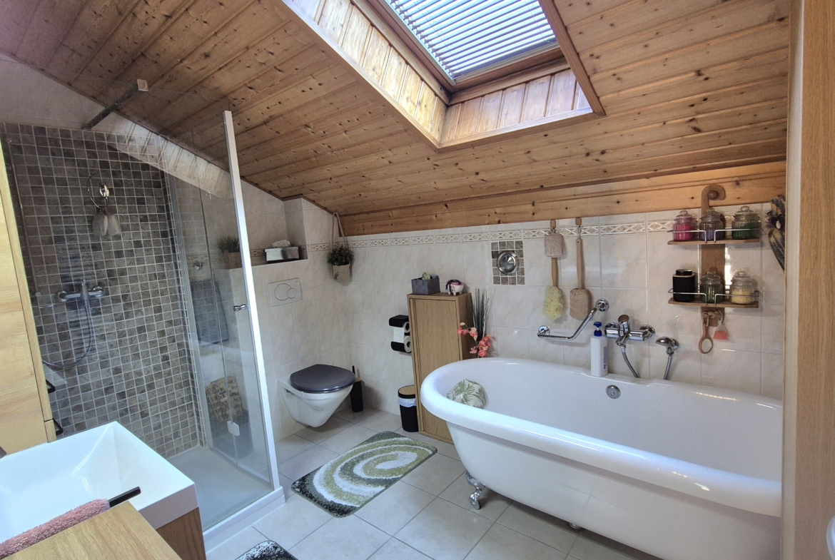 salle de bain avec douche à l'italienne et baignoire de style