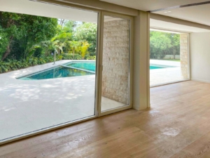 accès à la piscine depuis la suite