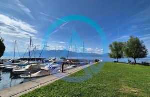à proximité du port