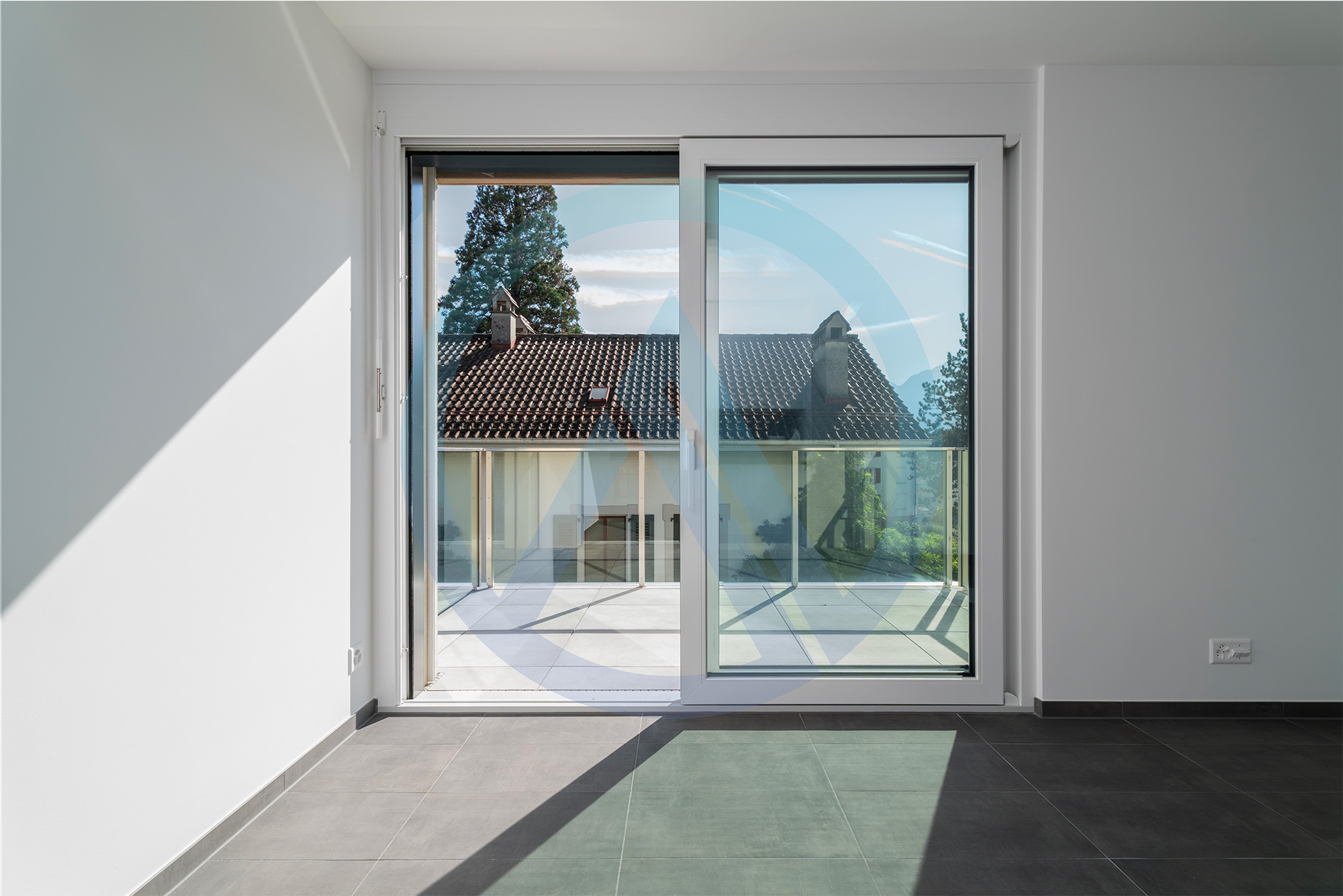 balcon avec vue sur le lac et les Alpes