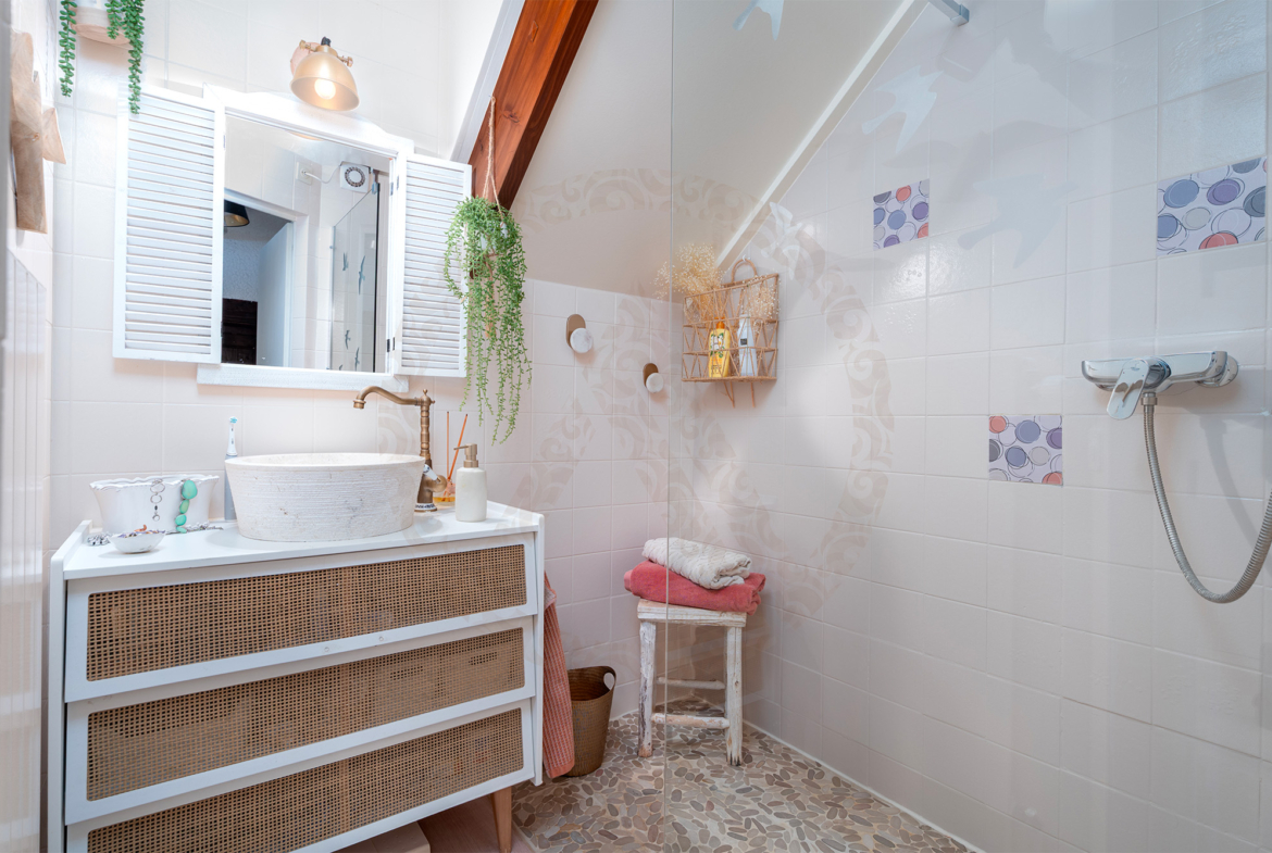 Concise salle de douche au 1er