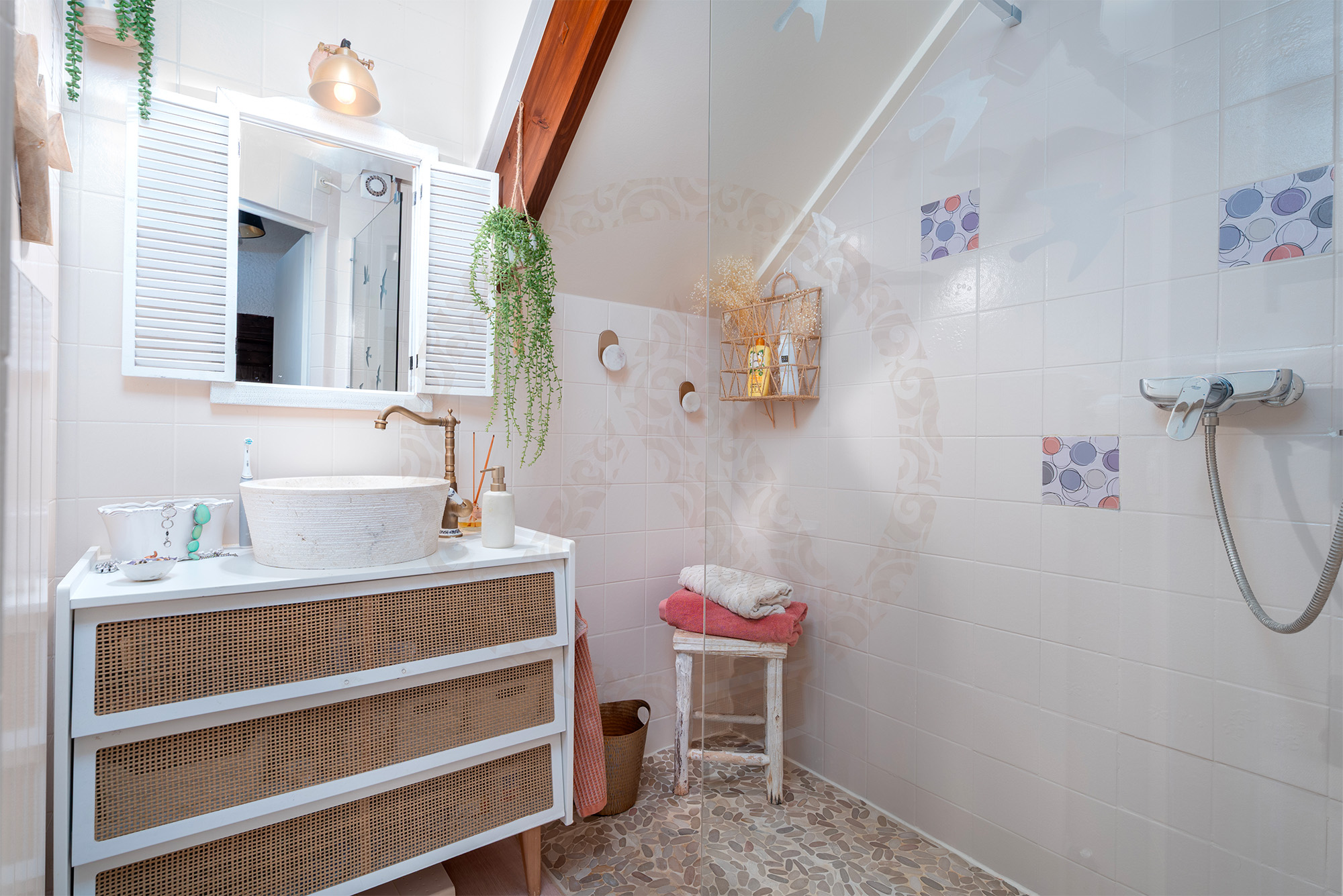 Concise salle de douche au 1er