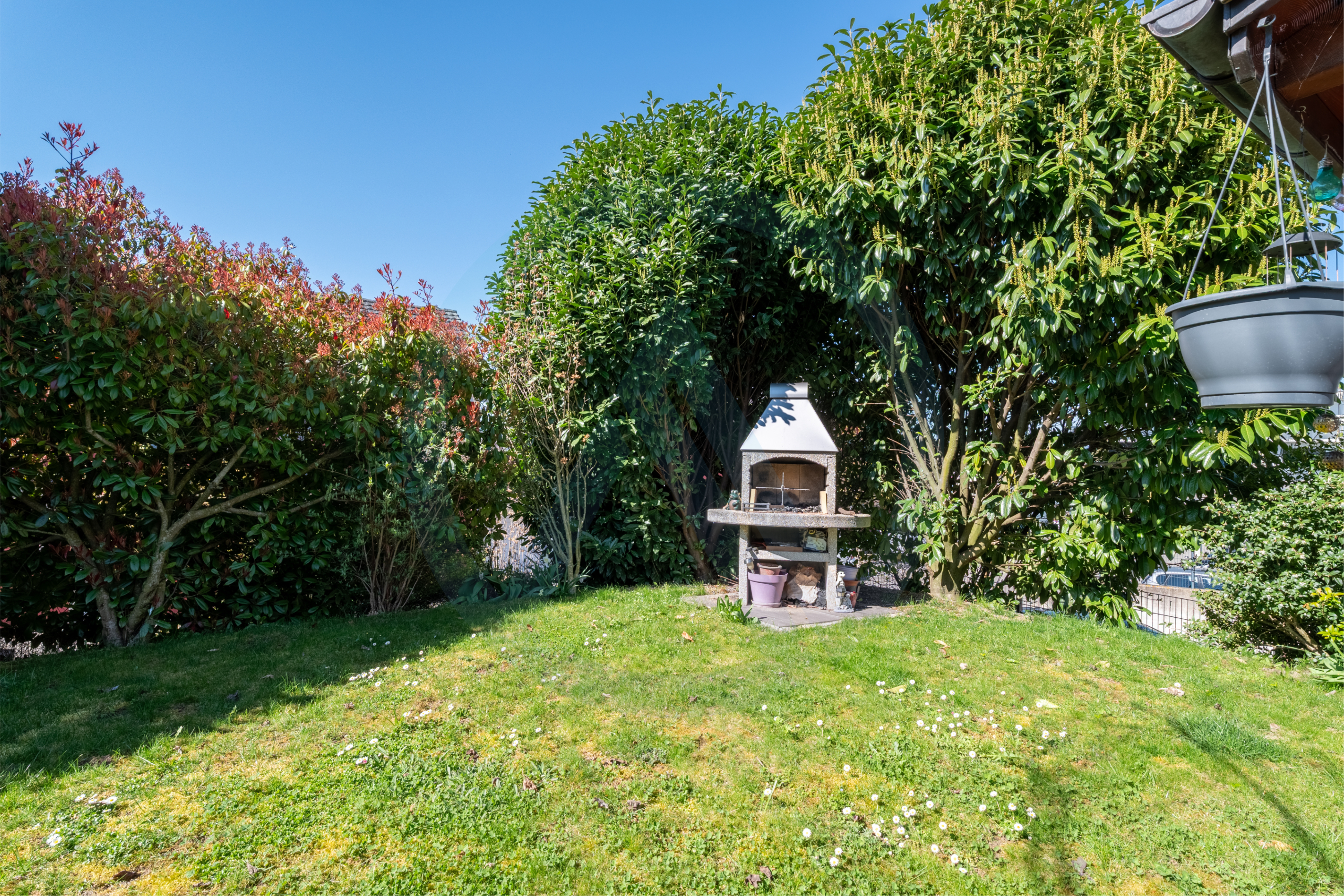 AO immobilier barbecue dans le jardin, dans villa individuelle à Ursy dans le canton de Fribourg
