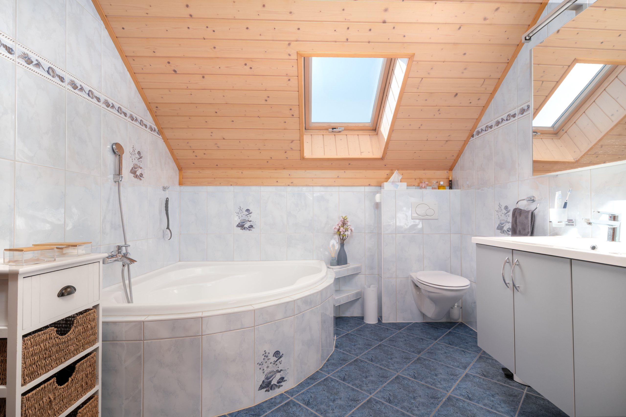 salle de bain avec baignoire d'angle