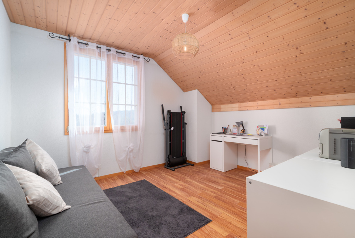 chambre aménagée en bureau