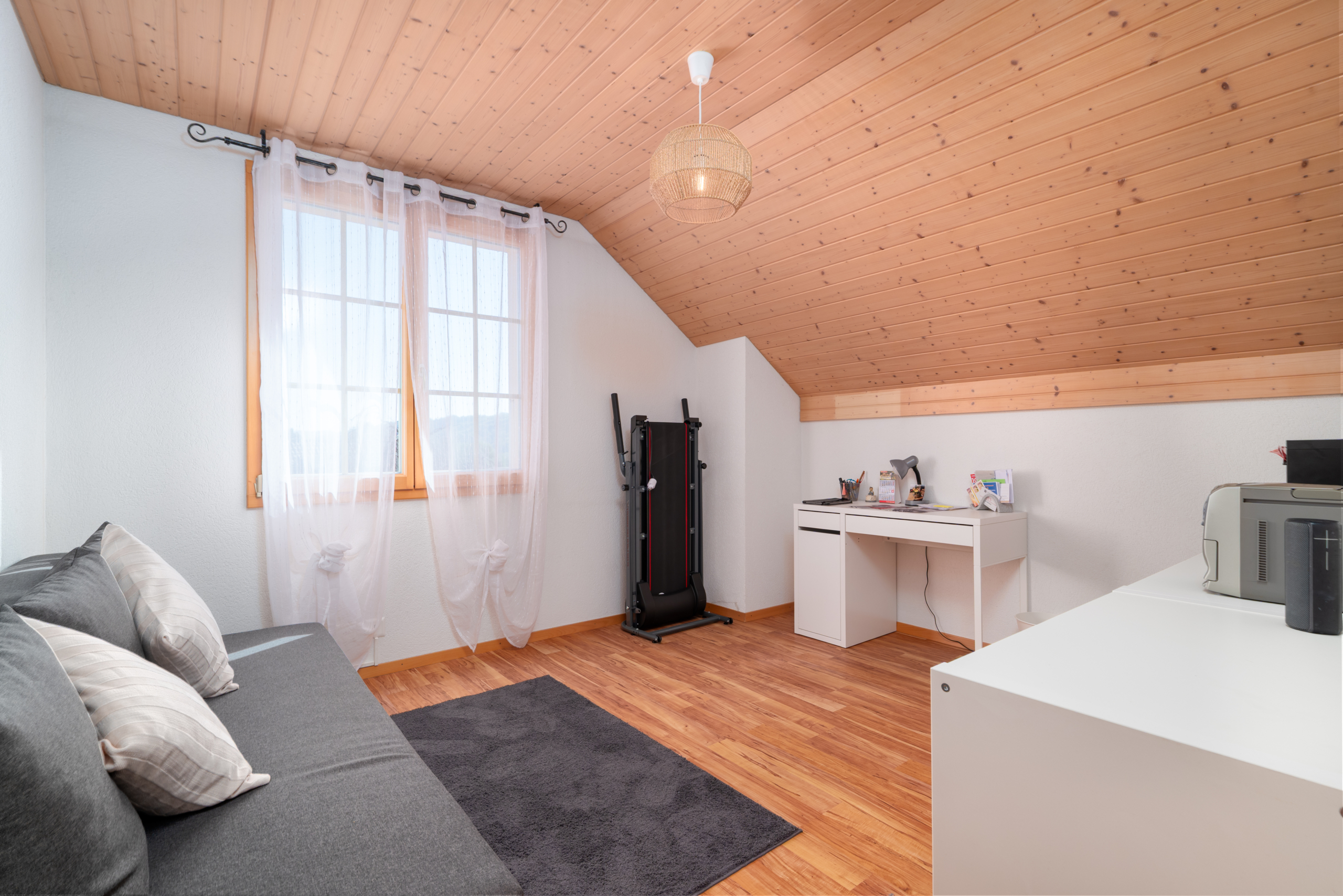 chambre aménagée en bureau