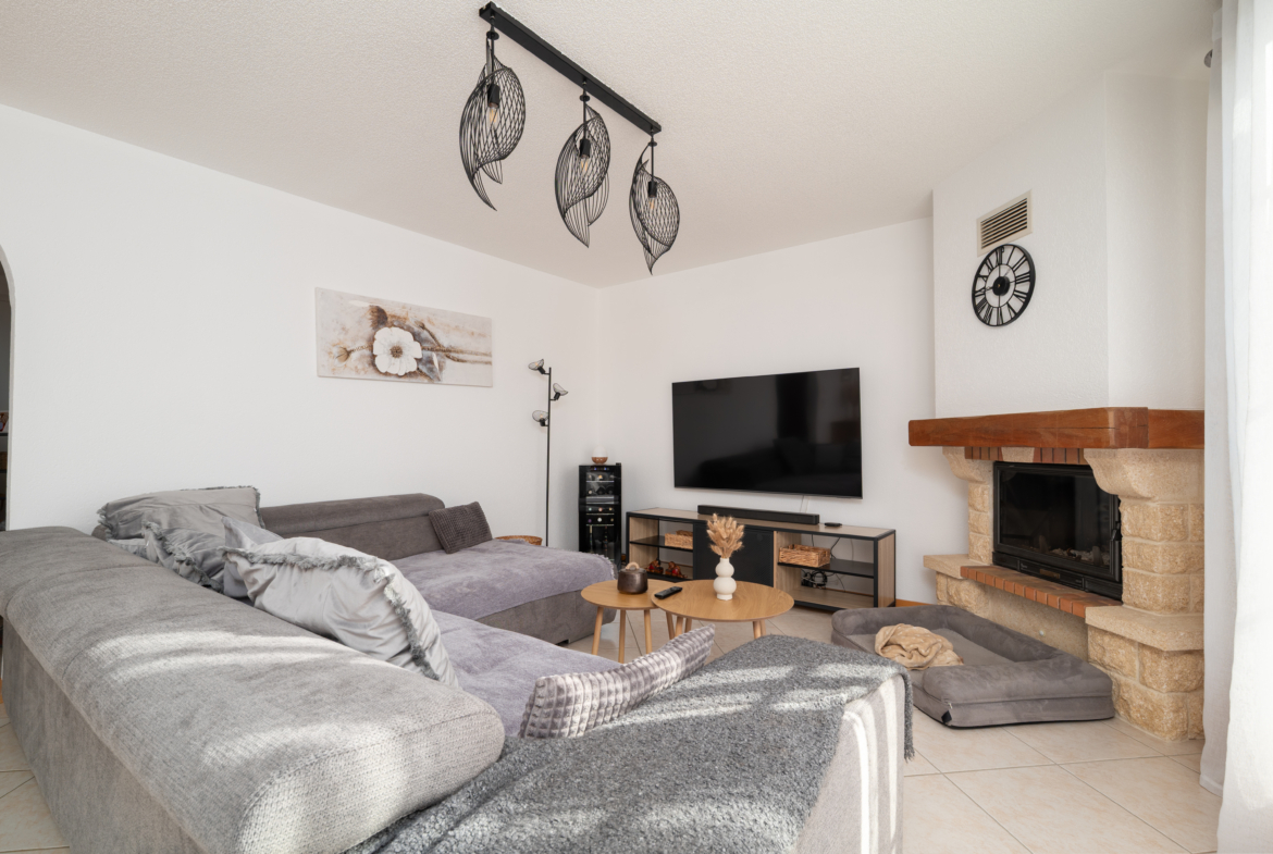 grand salon ouvert sur le jardin