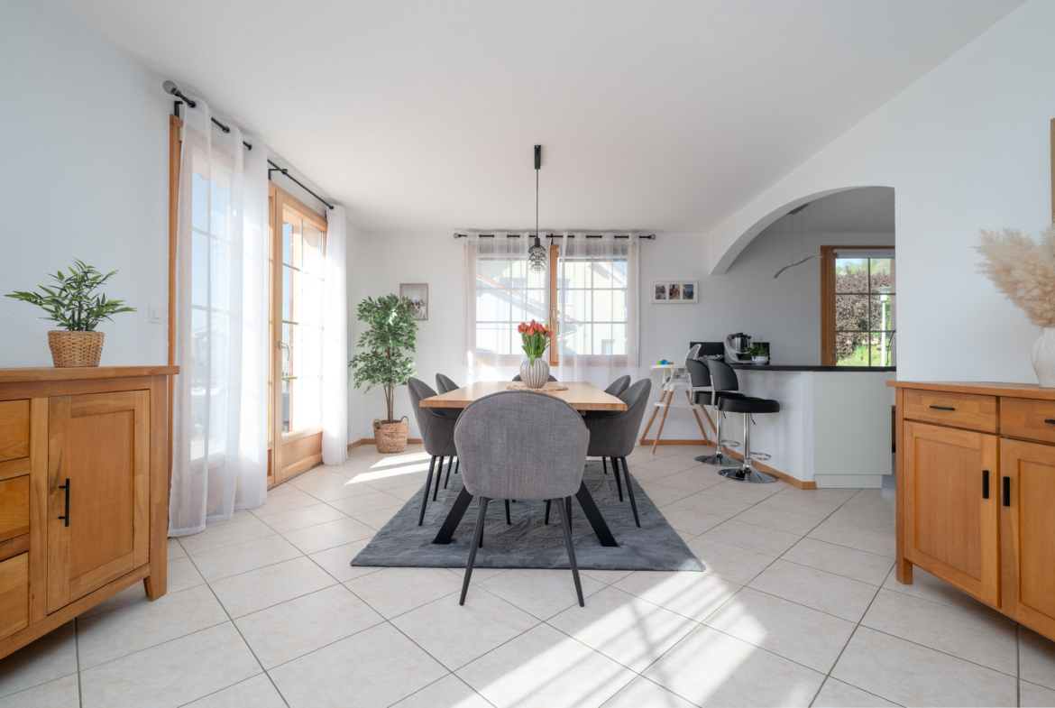 salle à manger avec cuisine ouverte et accès au jardin