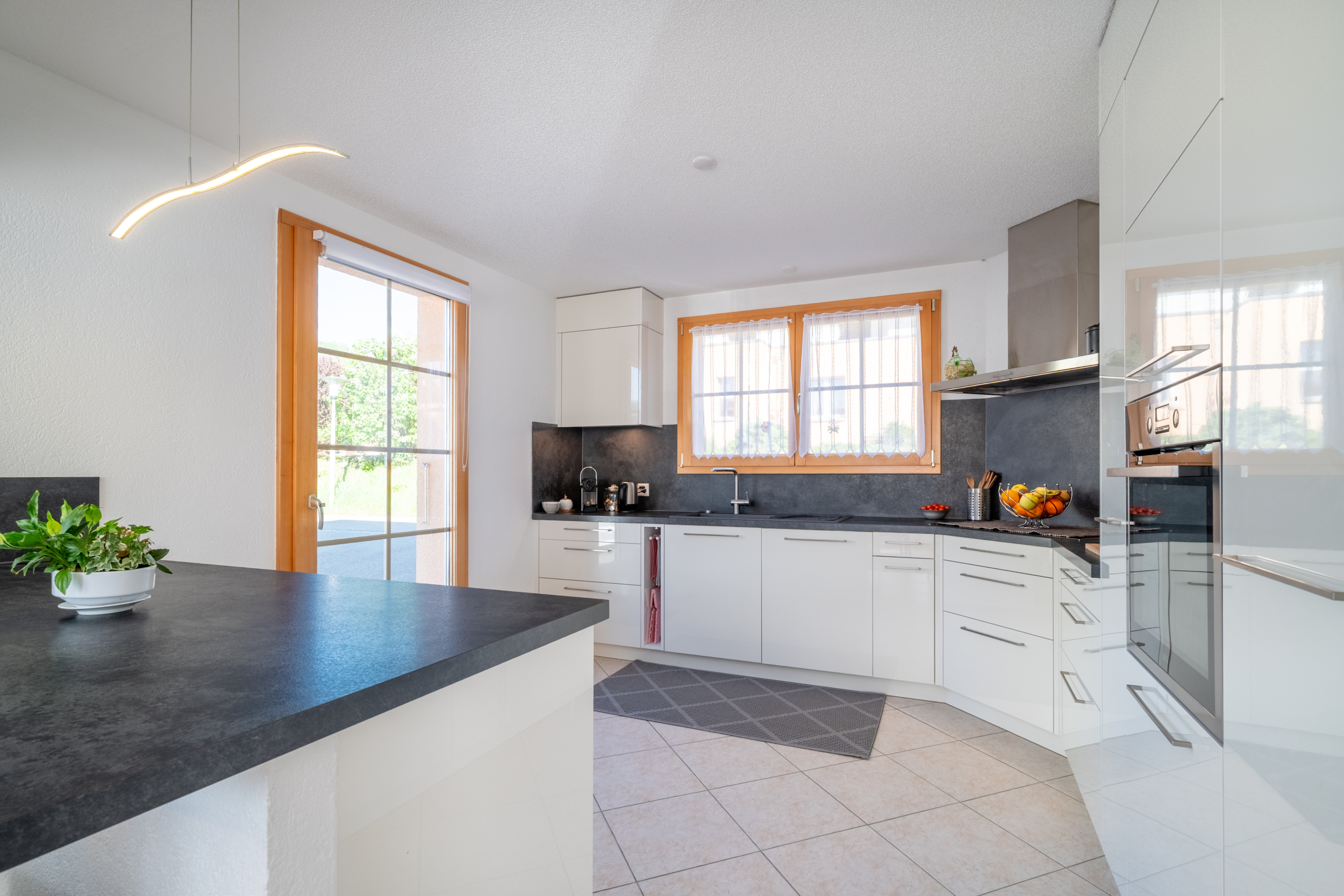 cuisine entièrement aménagée avec accès direct à l'extérieur