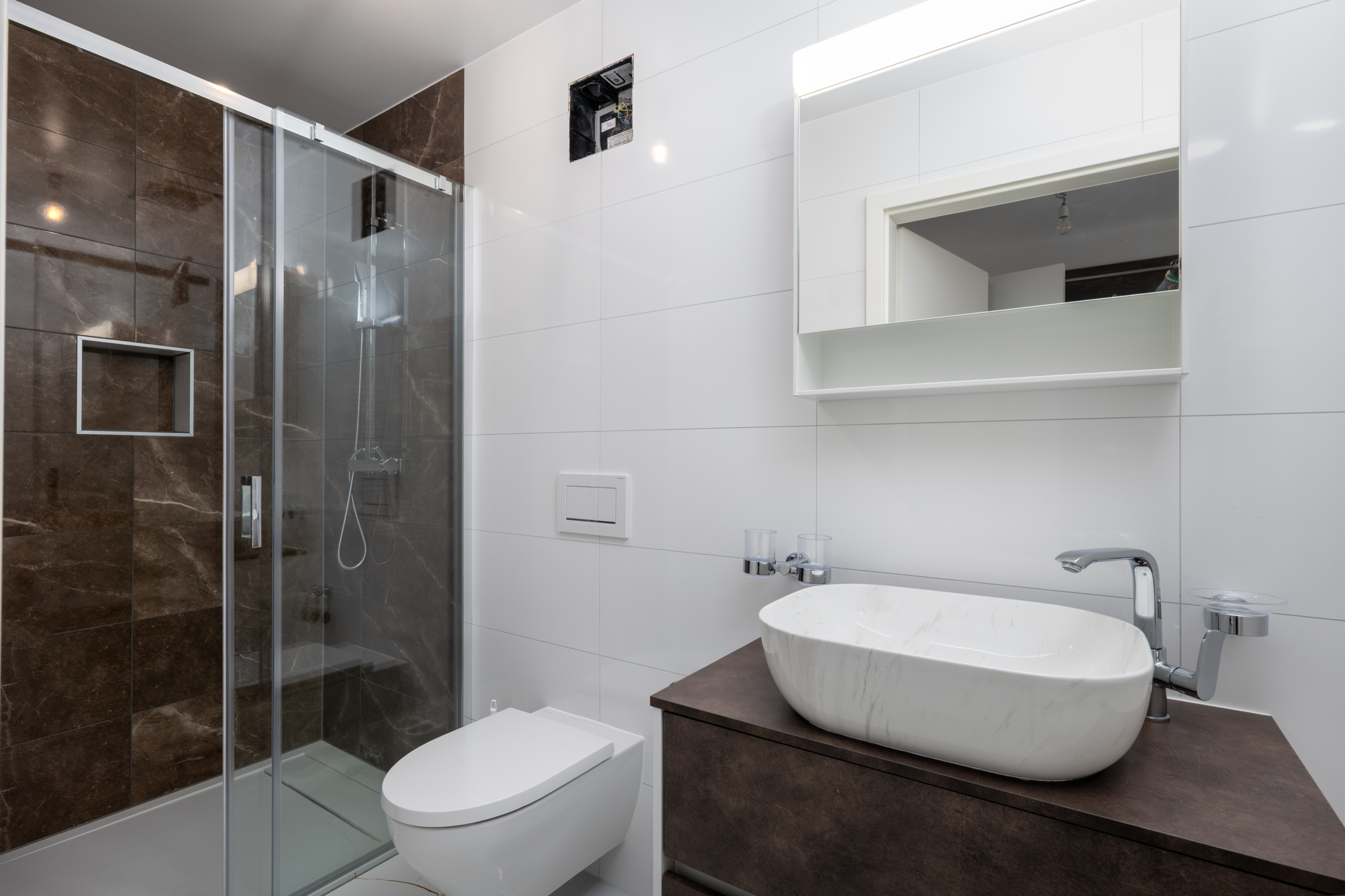 salle de douche avec douche à l'italienne