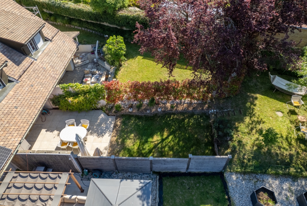 superbe maison avec jardin à Donneloye