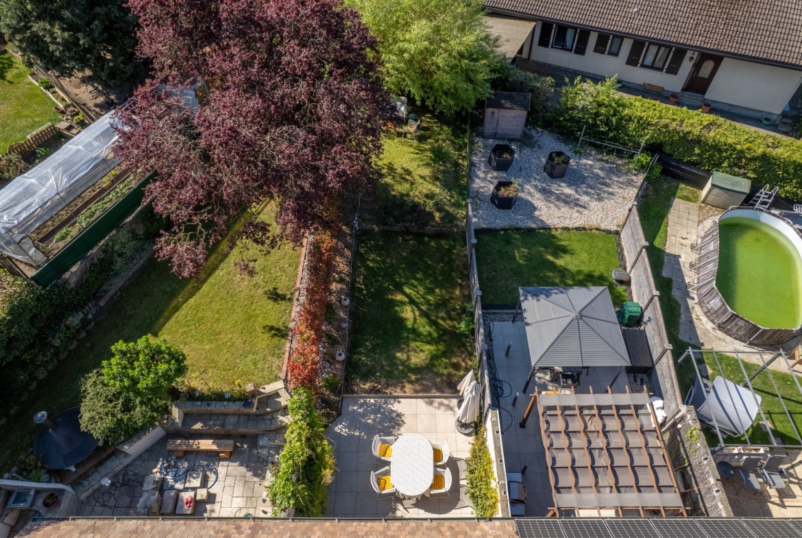 superbe maison avec jardin à Donneloye
