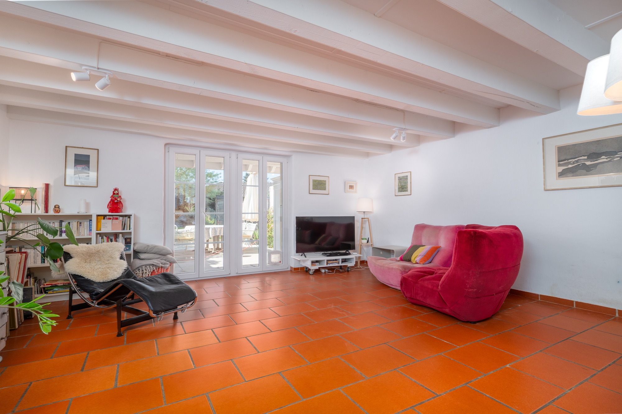 beau salon avec accès au jardin