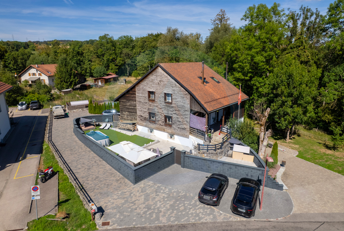 Le charme d’un ancien moulin. Le confort d’aujourd’hui et 318 m² de jardin