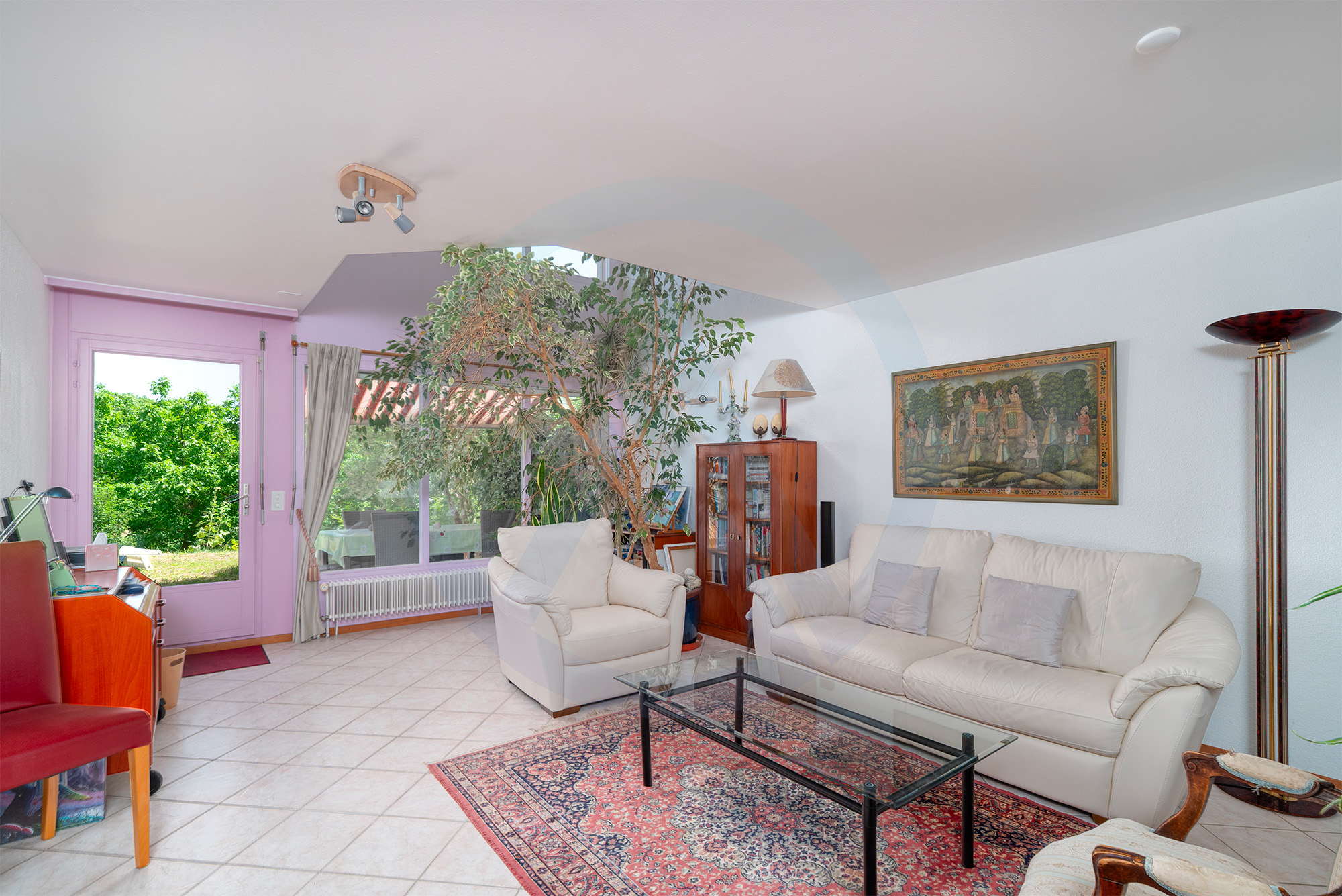 salon cheminée au rez inférieur avec accès jardin
