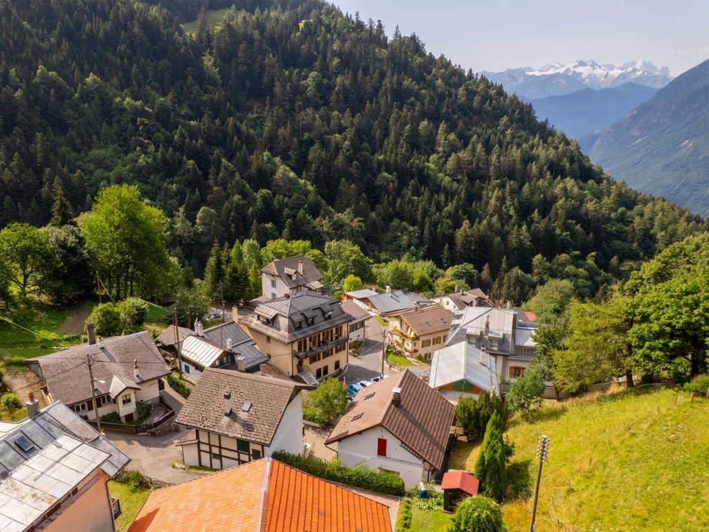 Appartement dans les combles au cœur des montagnes, à quelques minutes de Lavey-les-Bains